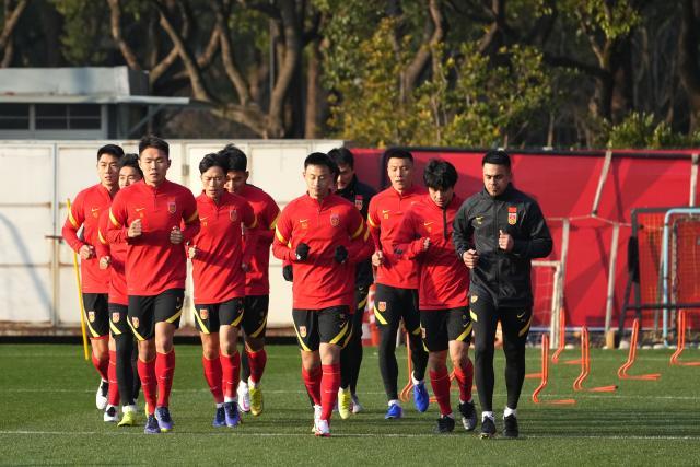 爱游戏体育-国足内部PK赛后恢复训练 吴曦等六国脚因伤休整