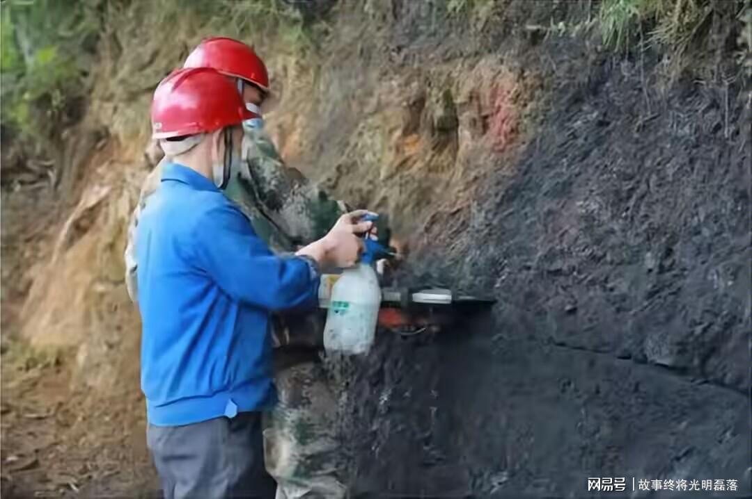 爱游戏体育-惊掉下巴了，1200吨国家管制石墨弄到美国，这胆儿真是肥上天了！